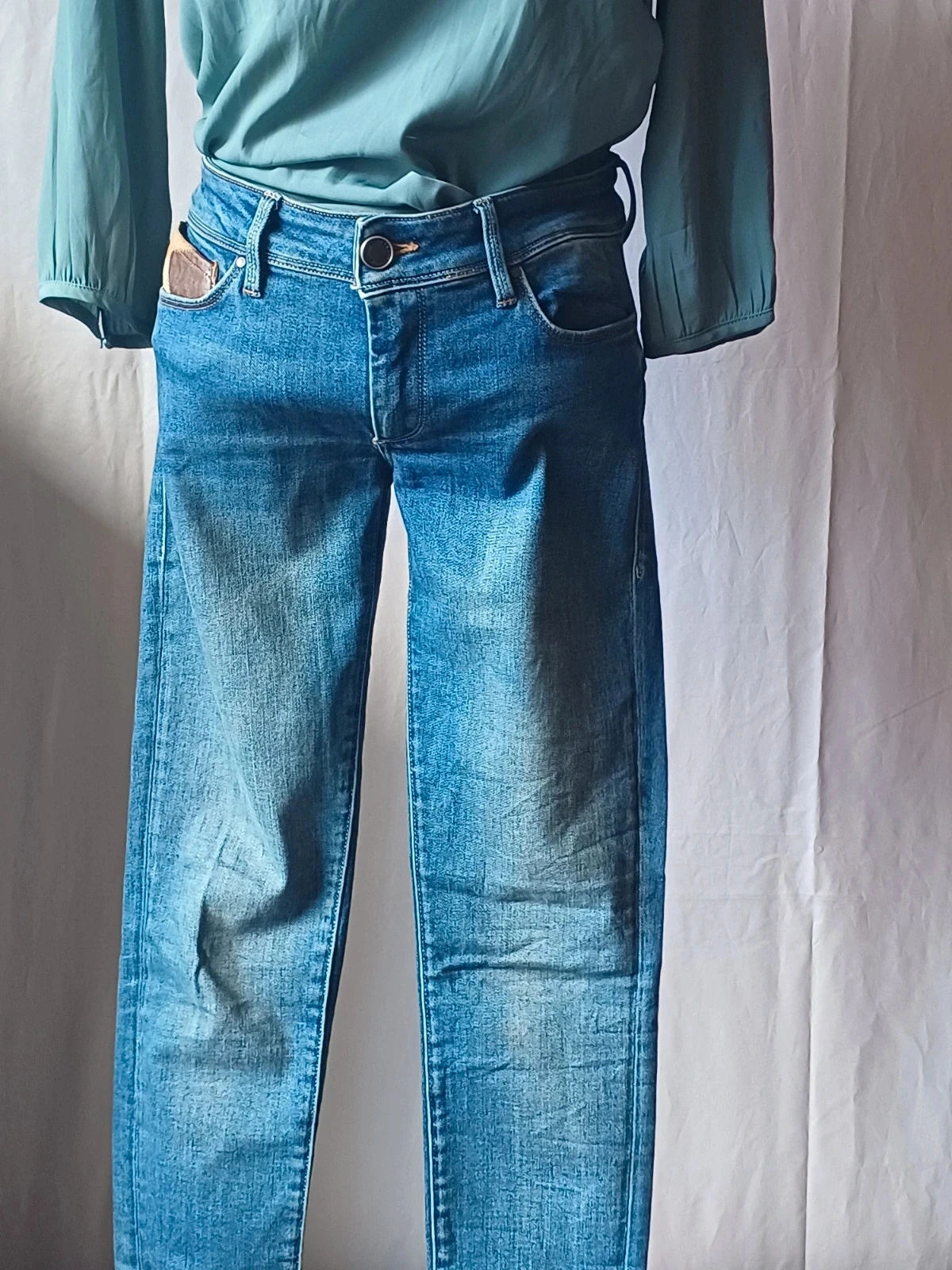 Jean salsa azul com detalhe de couro push up wonder tamanho US 29 – photo 3